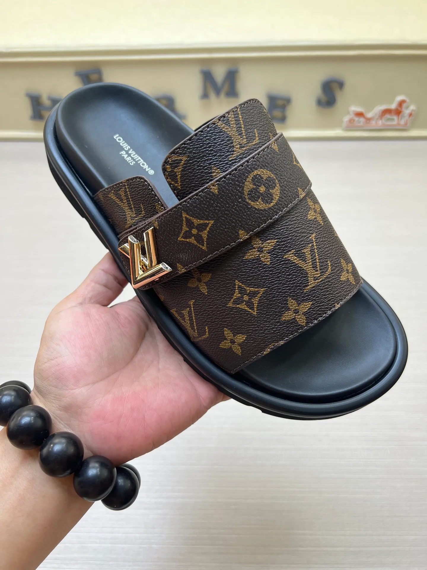 Factory price: 360💰【LOUIS VUITTON】Louis Vuitton, LV printing, men's and women's slippers are on the market, drawer box packaging with cloth bag, card, the upper pattern looks very soft and waxy, super versatile leg slimming artifact. Fabric: imported denim/canvas/old fabric, LV hardware LOGO, official website pattern printing, comfortable to wear, foot pads: high elastic men's shoes💰U water table. Sole: foam sole, heel height: about 5cm. Code number: 35-46, 35, 45, 46 are custom-made and non-returnable. Color: multiple colors and styles available.